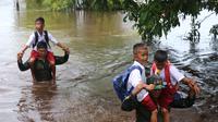 Aksi Heroik anggota TNI AD dari Kodim 1016  Palangka Raya saat membantu pelajar melewati banjir di Kalimantan Tengah. Foto : Marifka Wahyu Hidayat