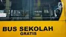 Sejumlah pasien COVID-19 berada dalam bus sekolah yang akan mengantarkan mereka menuju RSDC Wisma Atlet di Puskesmas Kecamatan Tebet, Jakarta, Kamis (3/2/2022). Satgas Penanganan COVID-19 mencatat kenaikan kasus positif COVID-19 dalam satu pekan terakhir. (Liputan6.com/Herman Zakharia)