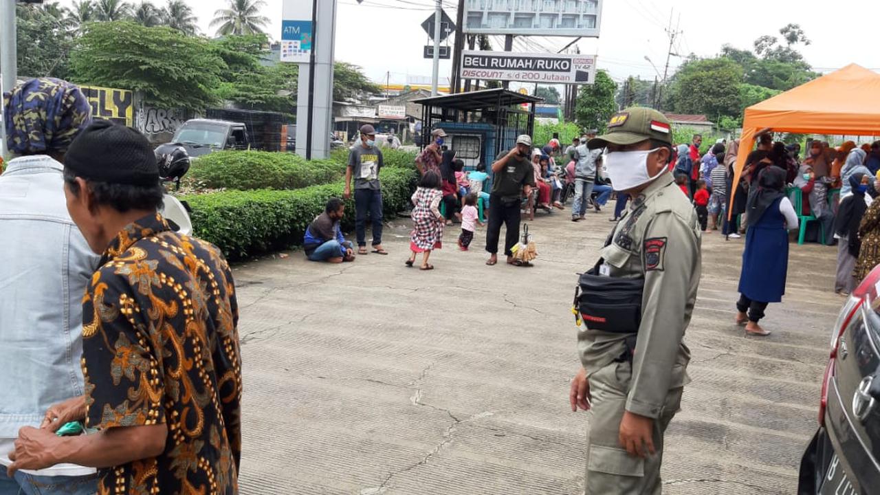Berkerumun saat Ambil PKH di Bank, Satpol PP Depok Tertibkan Warga
