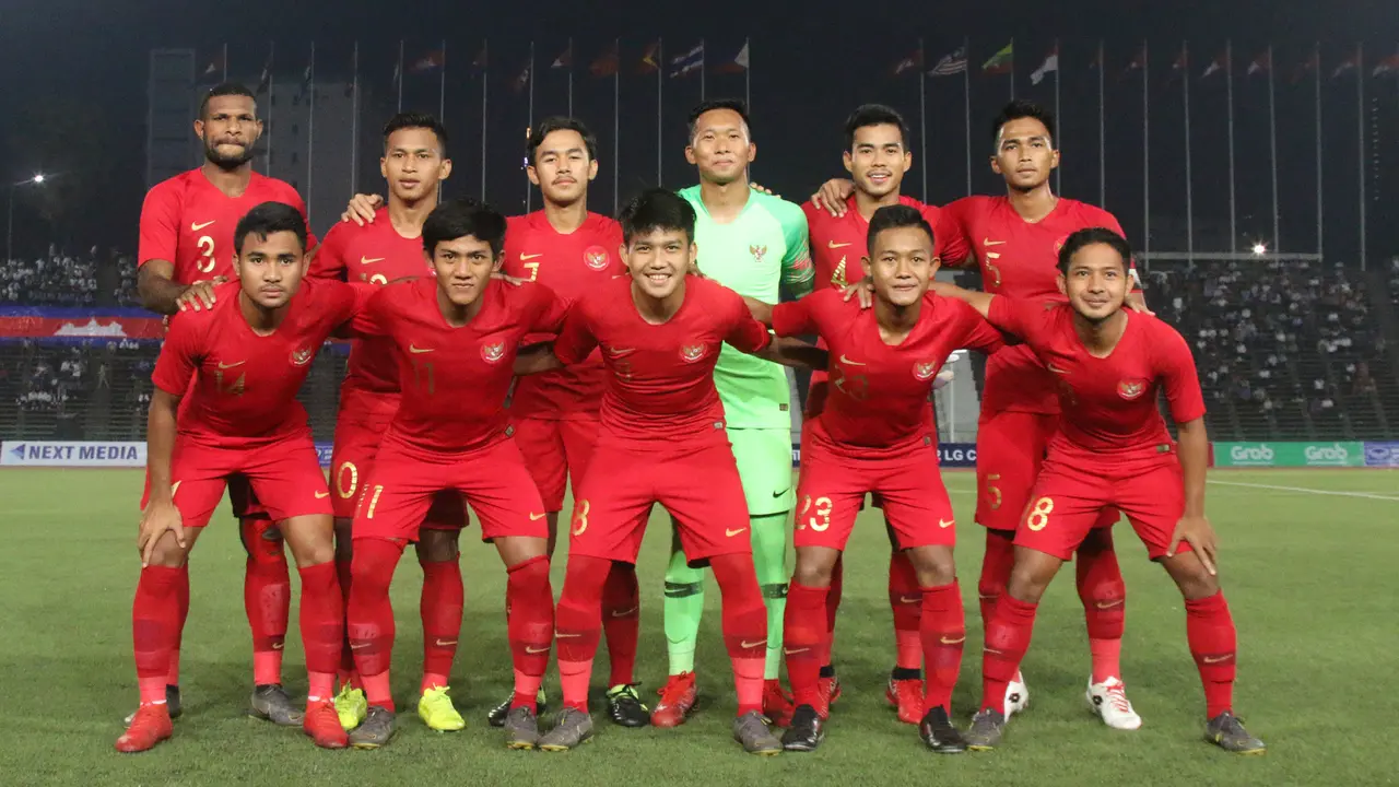 Para pemain Timnas Indonesia U-22 foto bersama sebelum melawan Kamboja U-22. (Bola.com/Zulfirdaus Harahap)