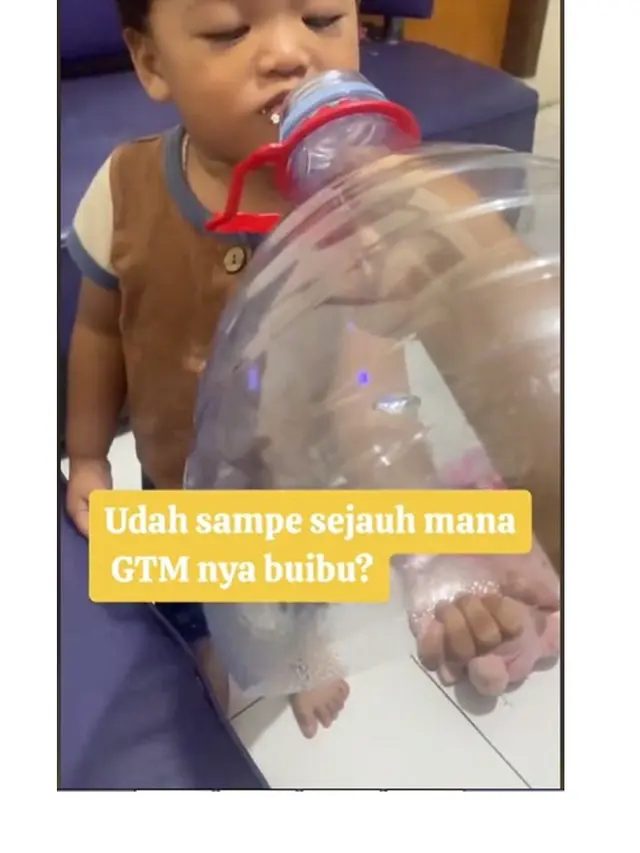 Hadapi GTM, Video Ibu Suapi Makan Anak Lewat Lubang Galon Viral