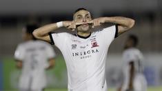 Bek Madura United, Jaimerson Xavier, melakukan selebrasi usai membobol gawang Bhayangkara FC pada laga Liga 1 2019 di Stadion Madya, Jakarta, Senin (5/8). Kedua tim bermain imbang 1-1. (Bola.com/M iqbal Ichsan)