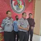 Kepala LPKA Kelas IIA Bandar Lampung, Anggit Yongki Setiawan saat jumpa pers penangkapan napi bocah yang kabur. Foto : (Liputan6.com/Ardi)