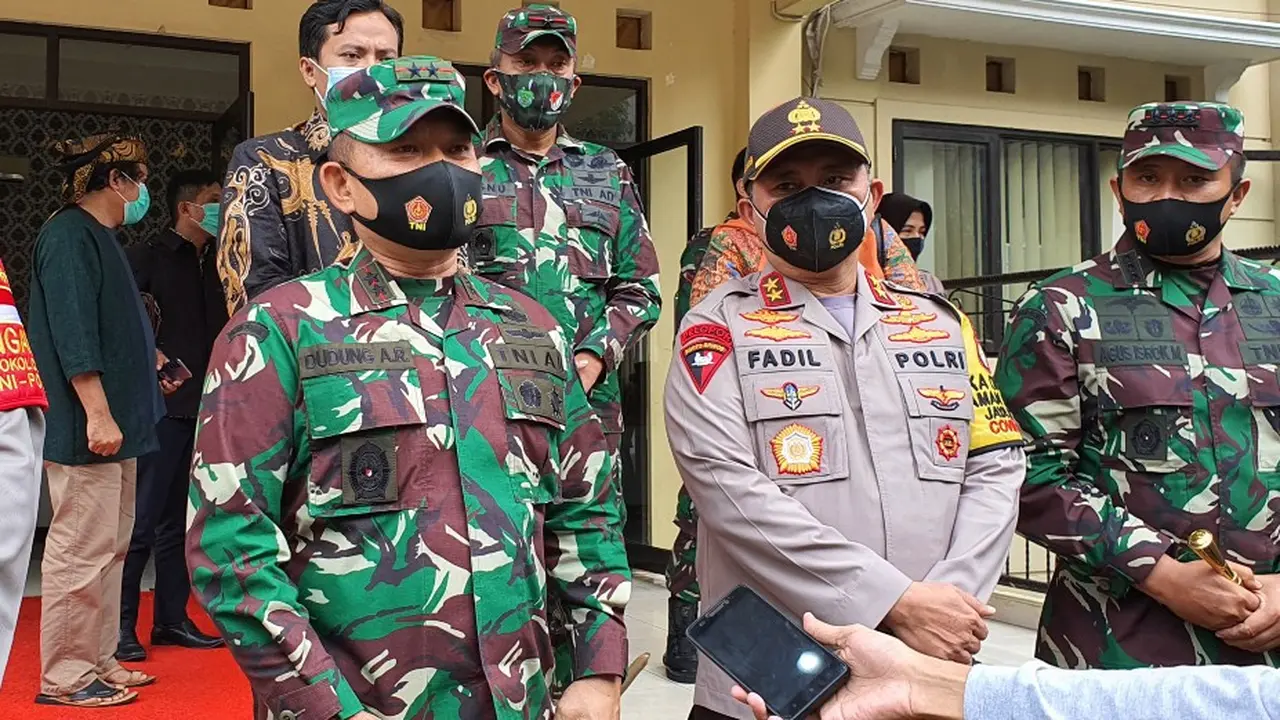 Pangdam Jaya Mayjen TNI Dudung Abdurachman bersama Kapolda Metro Jaya Irjen Fadil Imran menyambangi Polrestro Depok, dalam persiapan Pilkada Kota Depok, Sabtu (5/12/2020).