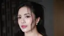 Beby Tsabina menampilkan wajah cerah dan glowing dengan blush pink tipis. Semetan beads berlian di bawah mata bikin tampilannya makin bersinar [@bebytsabina]