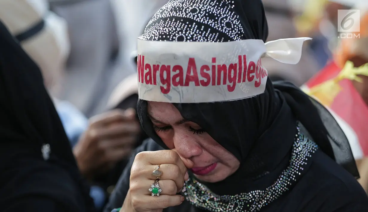 Ibu-ibu yang mengatasnamakan diri emak-emak pendukung pasangan calon 02 Prabowo Subianto-Sandiaga Uno menggelar unjuk rasa di depan kantor KPU, Jakarta, Kamis (2/5/2019). Mereka meminta agar proses penghitungan suara berlangsung adil tanpa memihak salah satu paslon. (Liputan6.com/Faizal Fanani)