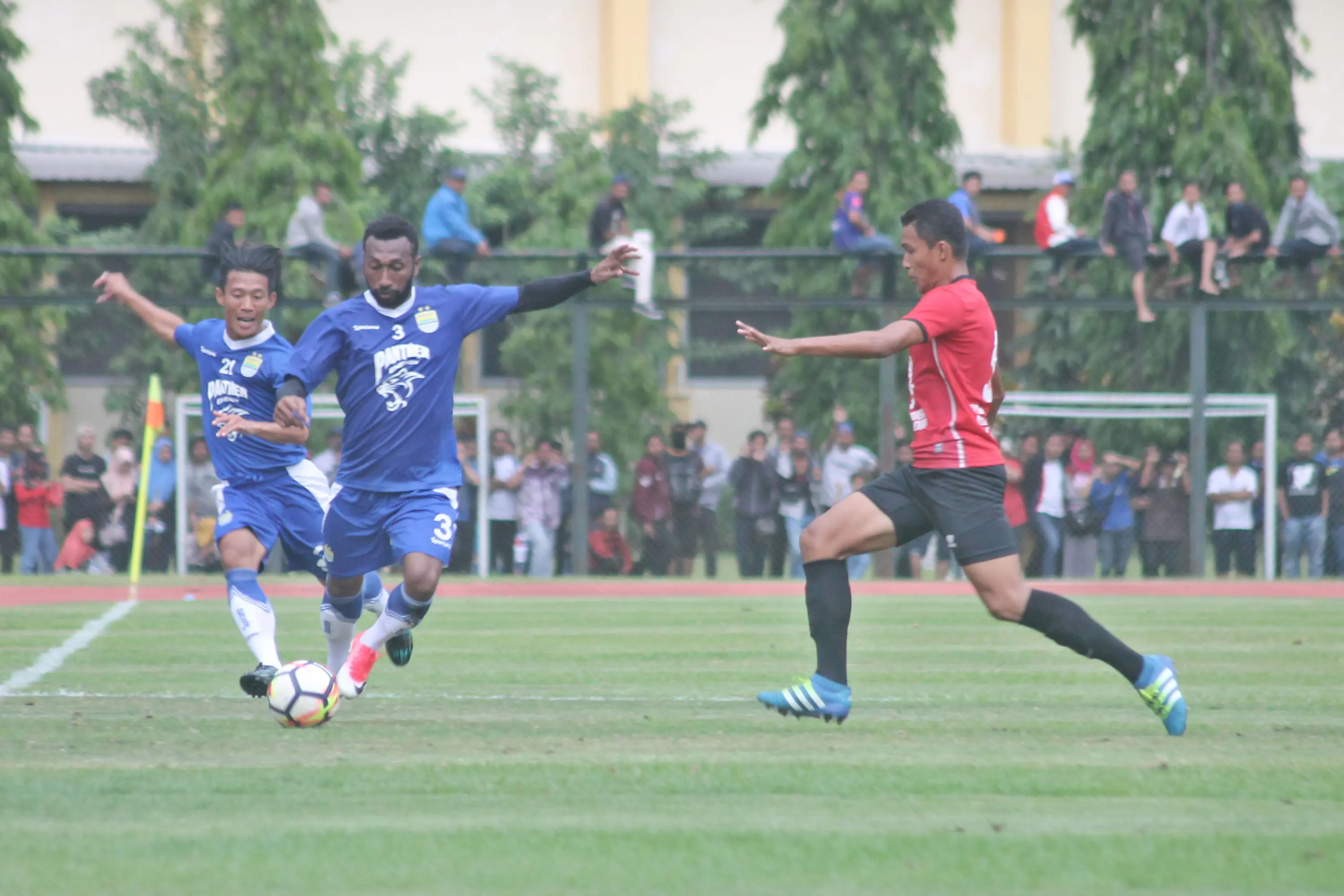 Persib Bandung saat beruji coba di Yogyakarta. (Bola.com/Ronald Seger Prabowo)