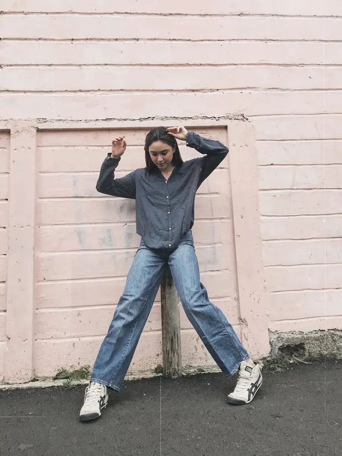 Gaya Kasual Yasmin Napper