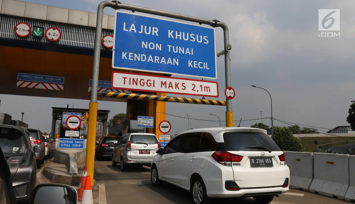 Pengendara melintas memasuki gerbang tol transaksi non tunai di pintu masuk tol ruas Tangerang, Banten, Rabu (17/7/2019). Pembayaran tarif tol nantinya akan menggunakan Radio Frequency Identification (RFID) berupa aplikasi FLO yang tertempel pada kendaraan. (Liputan6.com/Angga Yuniar)