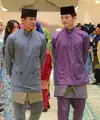 Meski bukan adik sedarah, Mateen dan Wakeel kerap terlihat bersama. Misalnya saja keduanya kompak mengenakan busana pria khas Melayu lengkap dengan pecinya. [@dytmabdulwakeel]