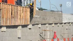 Pekerja menyelesaikan pembangunan proyek flyover Pancoran di Jakarta, Selasa (9/1). Proyek untuk mengurai kemacetan di Ibukota tersebut ditargetkan mulai beroperasi pada pertengahan bulan Januari 2017. (Liputan6.com/Immanuel Antonius)