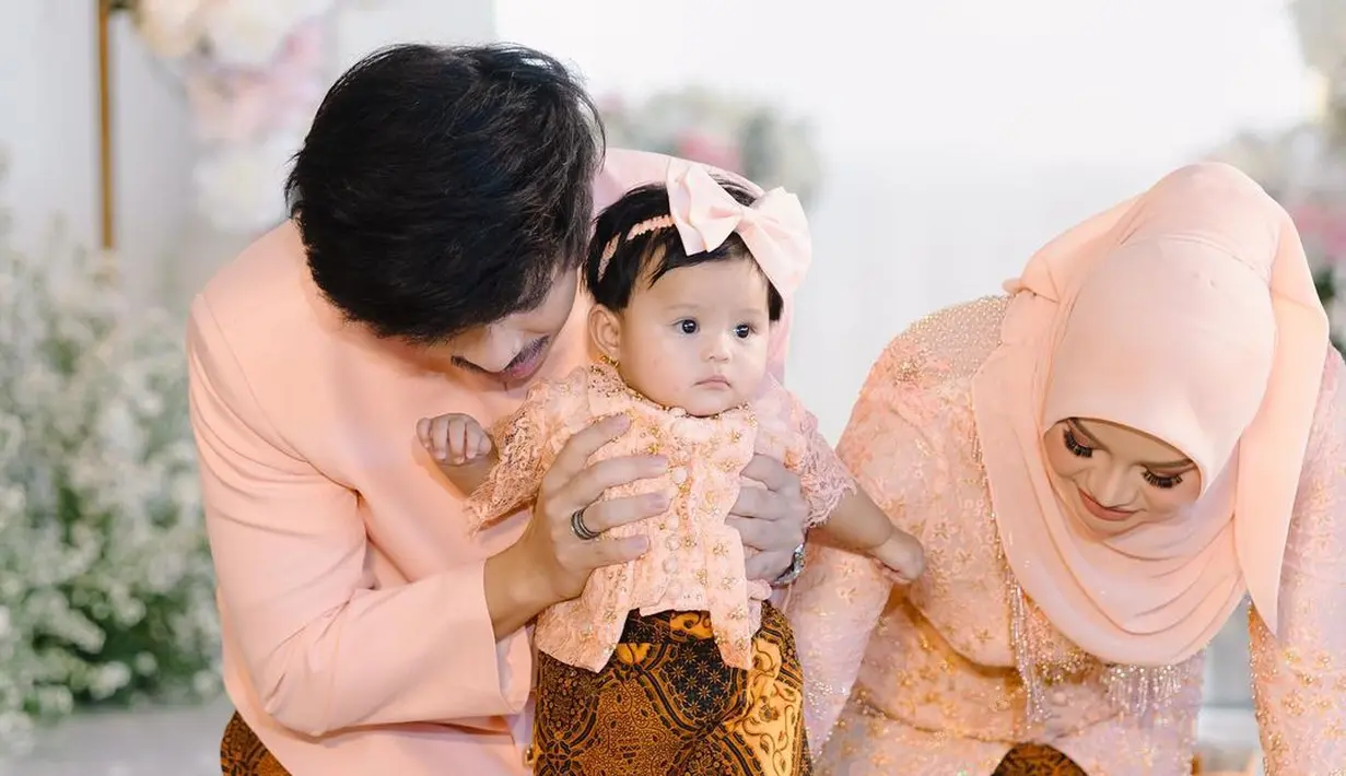 Aurel Hermansyah dan Ameena memakai kebaya warna salem dengan kain batik cokelat di acara tedak sinten [@attahalilintar]