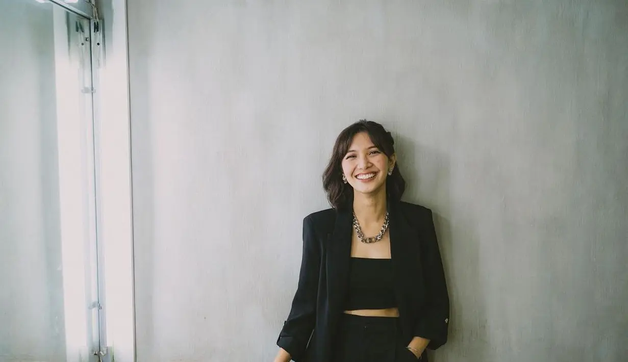 Dengan penuh senyum, Sheila Dara padukan strapless inner dengan blazer hitam. Kalung rantai yang dikenakannya memberi kesan yang khas. [instagram/sheiladaisha]
