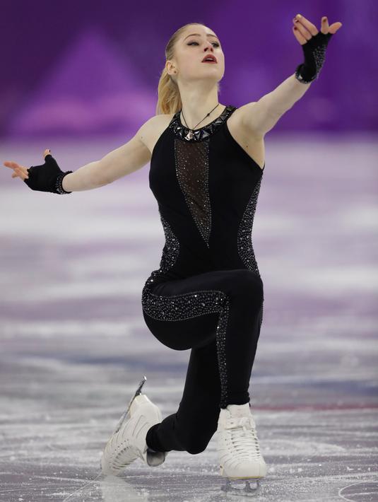 Diana Nikitina bersaing dalam kejuaraan figure skating selama Olimpiade Musim Dingin 2018 di Gangneung Ice Arena, Gangneung, Korea Selatan (21/2). Nikitina  merupakan atlet Latvia kelahiran 9 Desember 2000. (AP Photo / Bernat Armangue)
