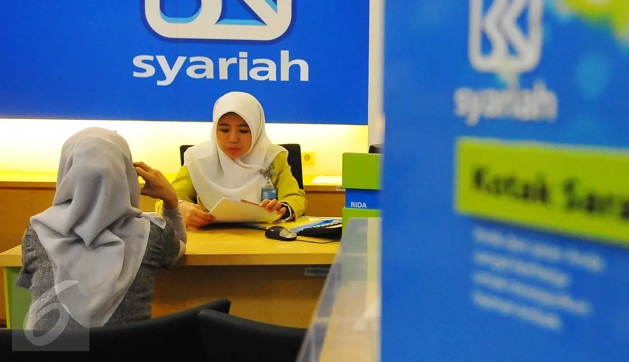 Petugas melayani nasabah di BRI Syariah, Jakarta, Kamis (9/2). Perbankan syariah dinilai perlu menjaga momentum pertumbuhan dan pangsa pasar yang berlangsung sepanjang 2017. (Liputan6.com/Angga Yuniar)