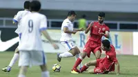 Pemain Uzbekistan, Kodirkulov Sanjar, berusaha melewati pemain Bahrain pada laga PSSI Anniversary Cup 2018 di Stadion Pakansari, Senin (30/4/2018). Uzbekistan bermain imbang 3-3 dengan Bahrain. (Bola.com/M Iqbal Ichsan)