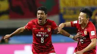 Paulinho berselebrasi untuk Guangzhou Evergrande (REUTERS/Toru Hanai)