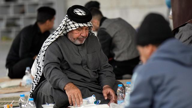 Indahnya Kebersamaan Umat Muslim Irak Buka Puasa Hari Pertama Ramadhan