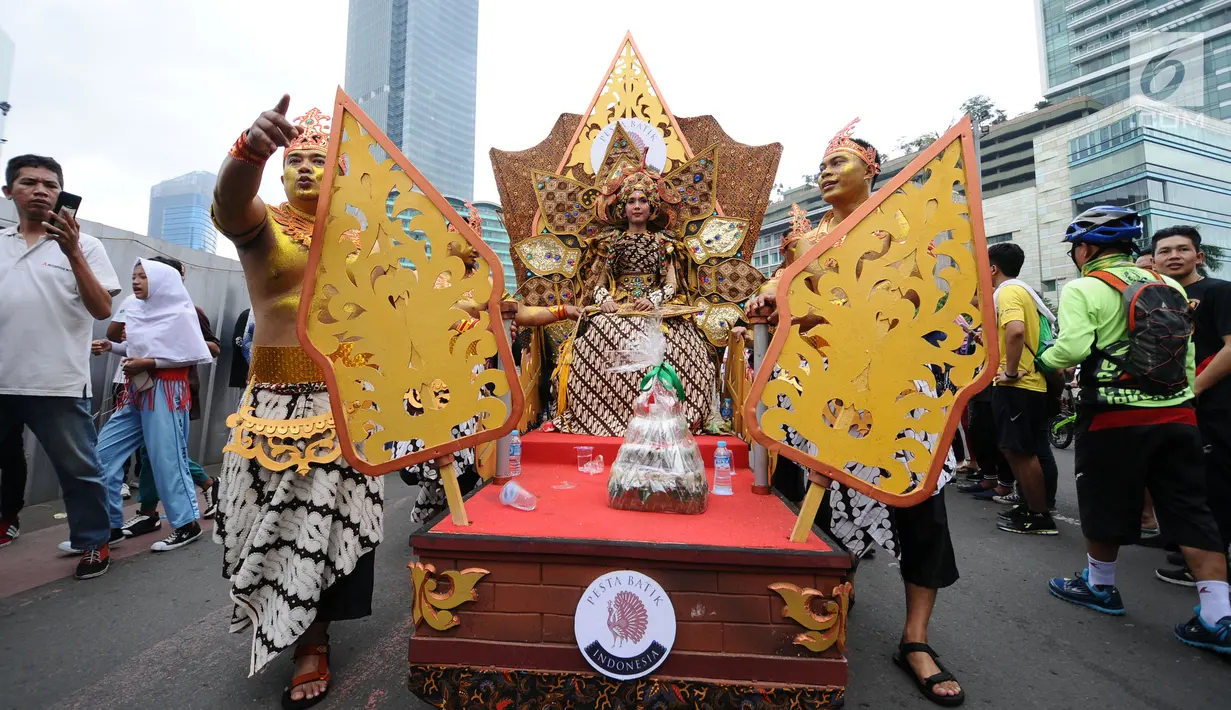 Peserta pawai perayaan Hari Batik Nasional saat berparade pada Hari Bebas Kendaraan di kawasan Bundaran HI, Jakarta, Minggu (1/10). Parade Batik Nusantara ini perayaan Hari Batik Nasional 2 Oktober. (Liputan6.com/Helmi Fithriansyah)