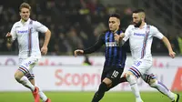 Aksi bomber Inter Milan, Lautaro Martinez pada laga lanjutan Liga Italia Serie A yang berlangsung di stadion Giuseppe Meazza, Milan, Senin (18/2). Inter Milan menang 2-1 atas Sampdoria. (AFP/Miguel Medina)