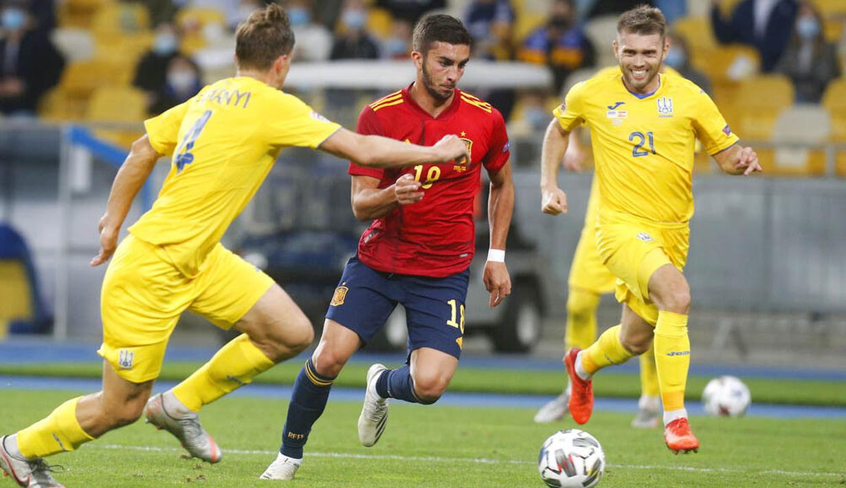 Pemain Spanyol, Ferran Torres, berusaha melewati pemain Ukraina, Ruslan Malinovskiy, pada laga UEFA Nations League di Stadion Olimpiyskiy, Rabu (14/10/2020). Ukraina menang dengan skor 1-0. (AP/Efrem Lukatsky)