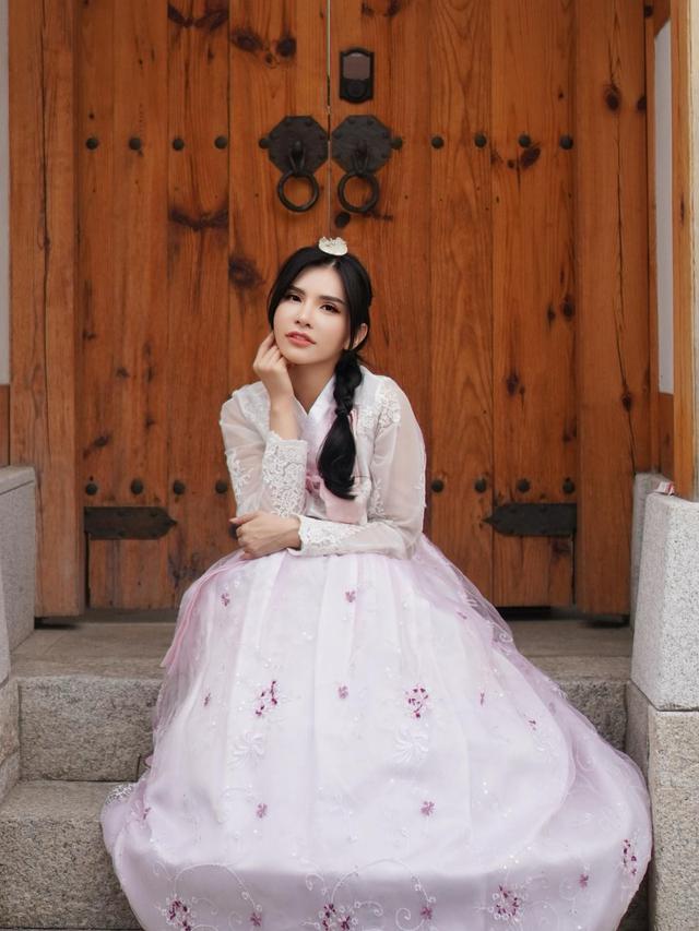 7 Potret Maria Vania Tampil Elegan Pakai Hanbok saat Liburan ke Korea Selatan