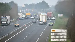 Sejumlah mobil mengalami kecelakaan beruntun di Jalan D12 antara La Roche-sur-Yon dan Les Sables d'Olonne, sebelah barat Prancis, Selasa (20/12). Tabrakan yang melibatkan sekitar 50 kendaraan itu juga melukai 20 orang lainnya. (JEAN-FRANCOIS MONIER/AFP)