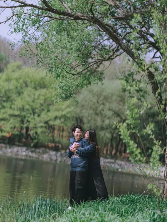 Sisca Kohl juga tampak membiarkan rambut panjangnya tergerai dengan tatanan gelombang yang besar. Foto: Instagram.