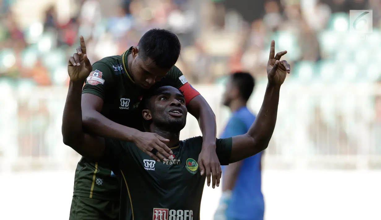 Striker Tira Persikabo, Osas Saha, merayakan gol yang dicetaknya ke gawang Kalteng Putra pada laga Shopee Liga 1 di Stadion Pakansari, Bogor, Jumat (26/7). Tira Persikabo menang 5-2 atas Kalteng. (Bola.com/Yoppy Renato)