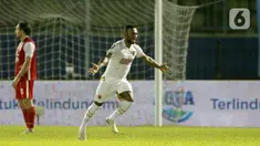Ekspresi pemain PSM Makassar Patrich Steve Wanggai (27) setelah mencetak gol ke gawang Persija Jakarta dalam pertandingan babak penyisihan Piala Menpora 2021 di Stadion Kanjuruhan, Malang, Jawa Timur, Senin (22/3/2021). PSM Makassar menang dengan skor 2-0. (Bola.com/Arief Bagus)