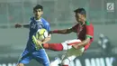Pemain belakang Indonesia U-23, Bagas Adi Nugroho (kanan) berebut bola dengan pemain Uzbekistan pada laga PSSI Anniversary 2018 di Stadion Pakansari, Kab Bogor, Kamis (3/5). Babak pertama berakhir imbang 0-0. (Liputan6.com/Helmi Fithriansyah)
