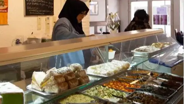 7 Potret Fenny Bauty yang Buka Resto Nasi Padang di Belanda, Habis Dalam 2 Jam