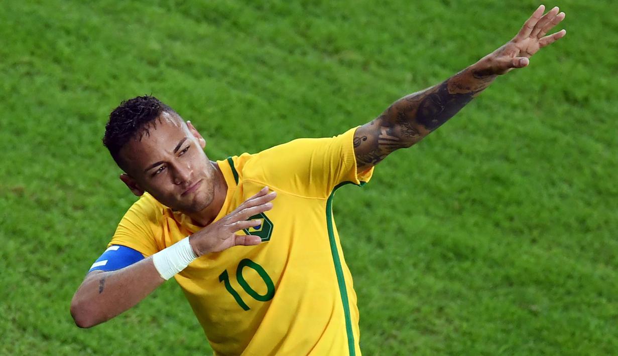 Aksi Neymar melakukan selebrasi  mengikuti gaya Usain Bolt setelah memastikan medali emas pada final sepak bola melawan Jerman di Stadion Maracana, Rio de Janeiro, (21/8/2016) dini hari WIB. (AFP/Martin Bernetti)