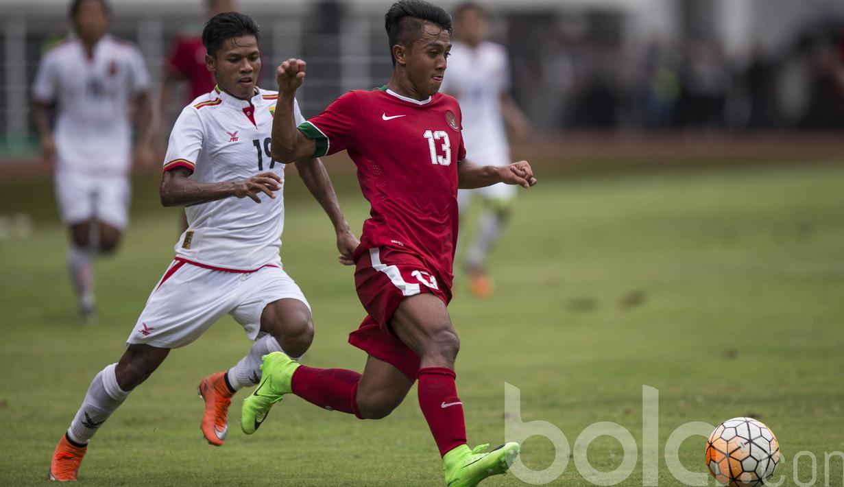 Pemain Timnas Indonesia U-22 Febri Haryadi mengecoh pemain Myanmar pada laga uji coba di Stadion Pakansari, Selasa (21/3/2017). Indonesia sementara bermain imbang 1-1. (Bola.com/Vitalis Yogi Trisna)