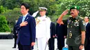 PM Jepang, Shinzo Abe saat berdoa di Taman Makam Pahlawan, Jakarta, Rabu (22/4/2015). PM Abe berdoa untuk Eto Sichio, warga Jepang yang membantu perjuangan rakyat Indonesia saat perang kemerdekaan. (Liputan6.com/Yoppy Renato)