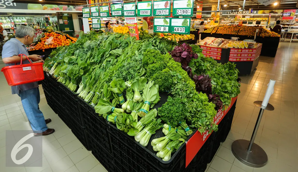 Seorang pembeli memilih sayur-mayur di sebuah supermarket di Jakarta, Jumat (19/6/2015). Berbagai jenis sayuran antara lain seperti cabai merah, kacang panjang, timun, bawang merah, mengalami kenaikan di awal bulan puasa. (Liputan6.com/Faizal Fanani)
