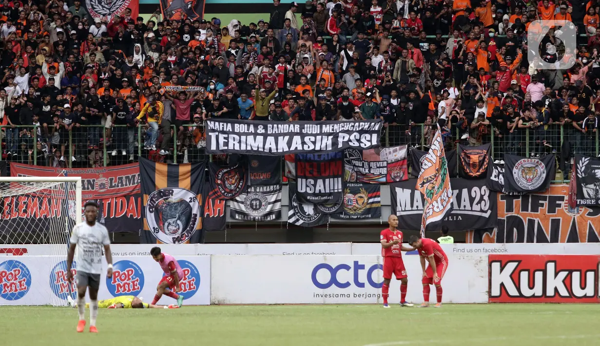 Suporter tim Macan Kemayoran bersorak merayakan kemenangan Persija Jakarta atas Bali United pada laga lanjutan BRI Liga 1 Indonesia di Stadion Patriot Chandrabhaga, Kota Bekasi, Jawa Barat, Minggu (15/1/2023). Persija unggul dramatis 3-2 di detik-detik jelang berakhirnya laga kedua tim. (Liputan6.com/Helmi Fithriansyah)