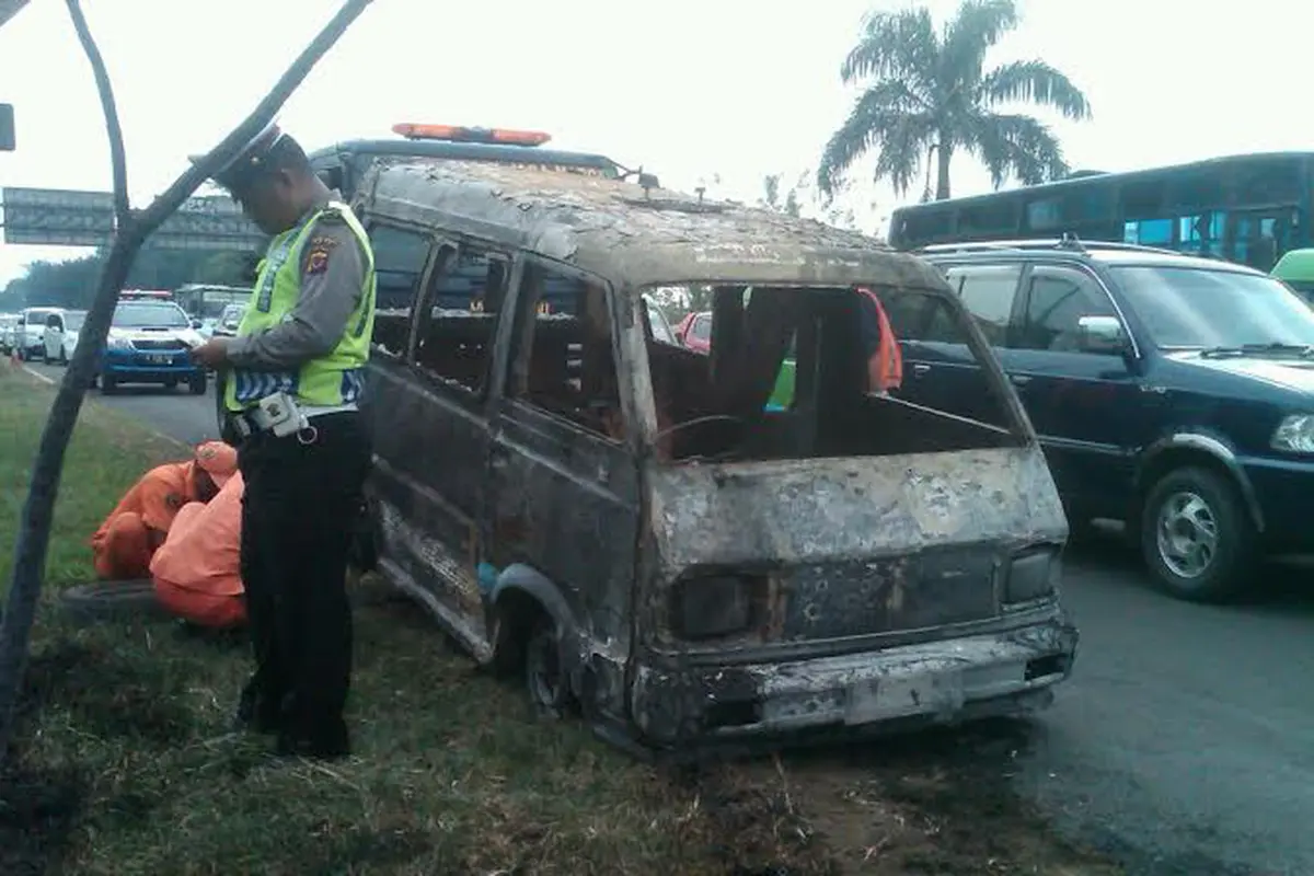 Angkot di Bogor Terbakar, Penumpang Berhamburan Selamatkan Diri