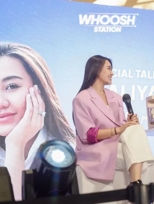 Terbaru, Aaliyah mengenakan blazer ungu tersebut dipadukan celana panjang putih dan sepatu hitamnya. [@aaliya.massaid]