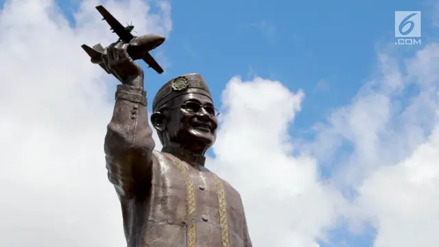 Patung Raksasa BJ Habibie di Gorontalo
