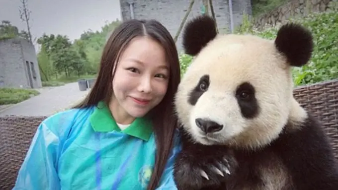 [Bintang] Lucu Deh! Diajak Selfie, Panda Ini Begitu Ekspresif!