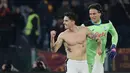Zaniolo yang merupakan mantan pemain Serigala Ibukota melakukan selebrasi dengan melepas jersey. (AFP/Filippo Monteforte)