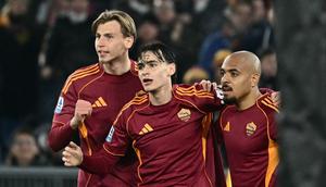 Gelandang AS Roma, Niccolo Pisilli, merayakan gol yang dicetaknya ke gawang Cremonese dalam pertandingan Serie A Liga Italia yang berlangsung di Olimpico, Senin (23/2/2026) dini hari WIB. (Filippo MONTEFORTE / AFP)