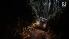 Mobil offroad 4x4 klasik Land Rover menerobos jalan sempit saat wisata offroad menuju trek Sukawana-Cikole di Kab Bandung Barat, Jawa Barat, Jumat (19/10). Wisata offroad di Kab Bandung Barat ini memiliki panjang trek 18 km. (Liputan6.com/Faizal Fanani)