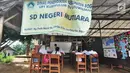 Sejumlah murid Sekolah Dasar Negeri (SDN) Mutiara mengikuti aktivitas belajar di dalam tenda darurat di Kampung Pasir Bayur, Cibeber II, Bogor, Selasa (3/4). Kurang lebih sebulan ini murid kelas 1 hingga 5 belajar di luar kelas. (Merdeka.com/Arie Basuki)