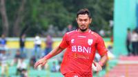 Aksi Azka Fauzi (kanan) saat masih berseragam Persis Solo. (Bola.com/Vincentius Atmaja)