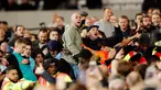 Para pendukung West Ham United yang memicu kerusuhan dengan pendukung Chelsea saat pertandingan Piala Liga Inggris (EFL Cup) di Stadion London, Inggris (26/10). The Hammers, julukan untuk West Ham menang dengan skor 2-1 atas Chelsea. (Reuters/John Sibley)