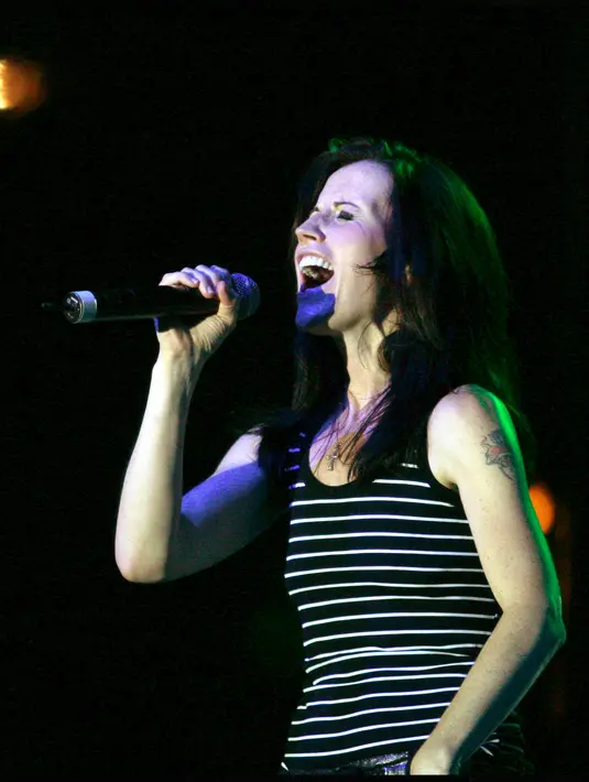 Penampilan vokalis The Cranberries, Dolores O’Riordan saat tur promosi  album solonya, "Are You Listening?" di Tirana, ibu kota Albania pada 20 Juni 2007. Hingga kini belum diketahui pasti penyebab kematian Dolores O’Riordan. (GENT SHKULLAKU/AFP)