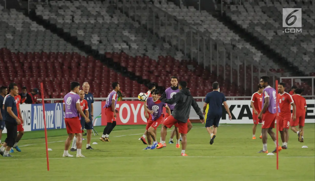 Pemain Johor Darul Ta'zim (JDT) melakukan latihan resmi jelang laga penyisihan Grup H Piala AFC 2018 melawan Persija di Stadion GBK, Jakarta, Senin (9/4). Laga kedua tim akan digelar, Selasa (10/4). (Liputan6.com/Helmi Fithriansyah)