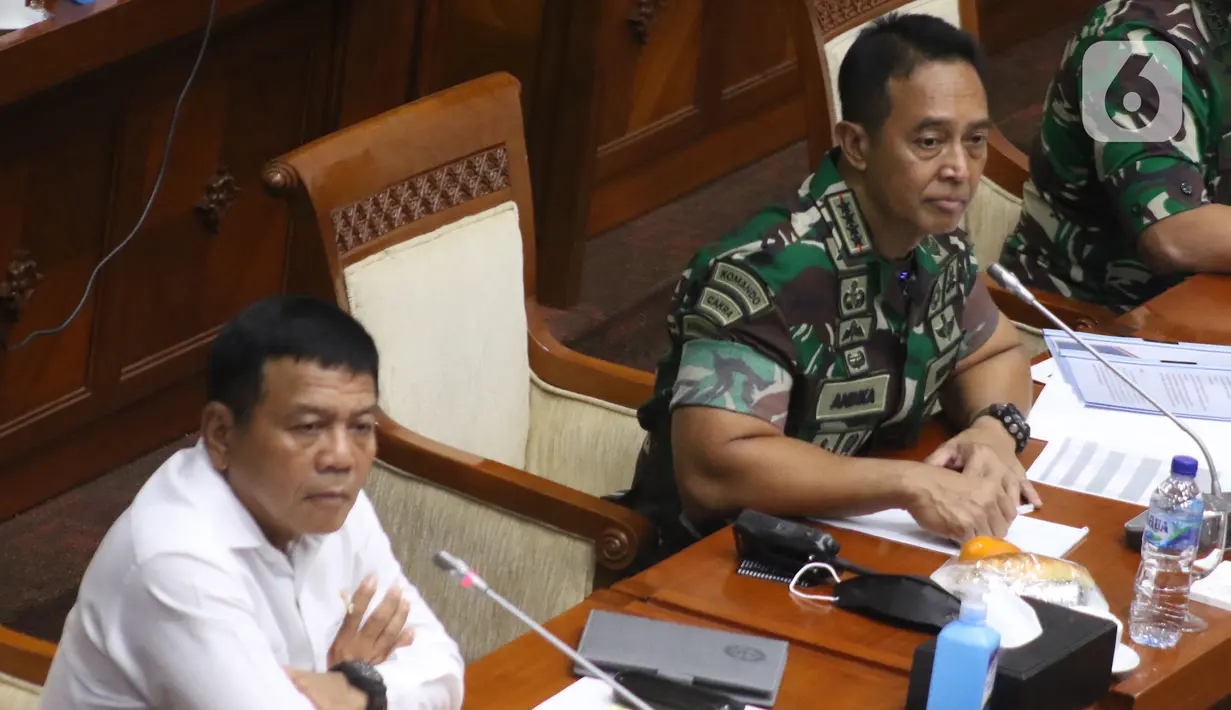 Panglima TNI Jenderal TNI Andika Perkasa (kanan) mengikuti rapat kerja bersama Komisi I DPR di Senayan, Jakarta, Kamis (24/3/2022). Rapat membahas permohonan persetujuan penjualan barang milik negara berupa kapal Eks KRI Teluk Sampit-515 pada Kementerian Pertahanan. (Liputan6.com/Angga Yuniar)